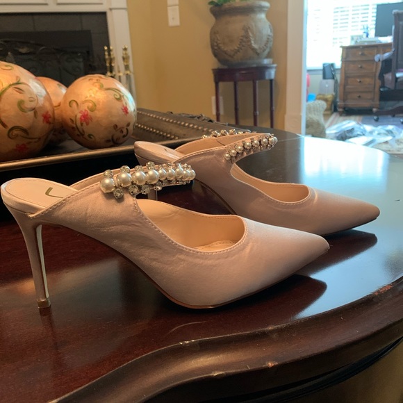 SALE📣   Lulus Classy Beige Slip-on Formal Heels/Pearl Rhinestone Strap. Size 7 - Picture 3 of 7